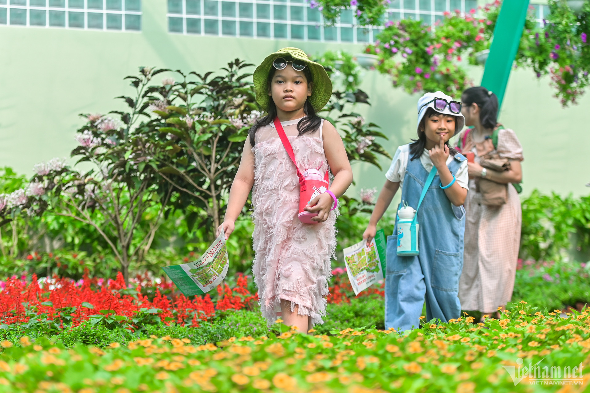 珍しい蝶の庭園が動物園にオープンし、観光客がチェックインに訪れています