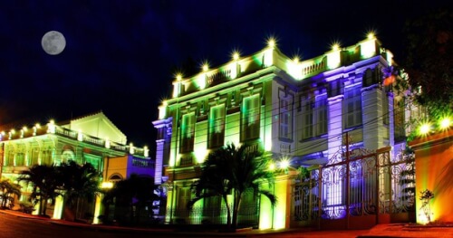 Bac Lieu의 왕자의 집은 저녁에 화려함으로 가득합니다.