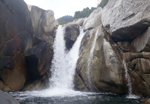 クアンガイの山中にある野生の小川、トラボイを見つけてください