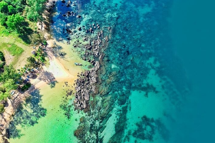 オンラン ビーチは、奇妙なとげのある形の崖、打ち寄せる波、色とりどりの苔やサンゴの斑点でも際立っています。