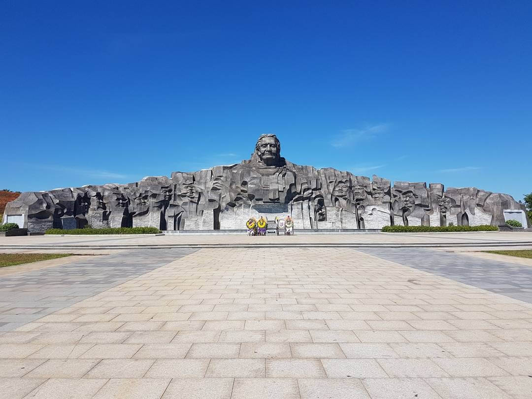 마더 투 기념물