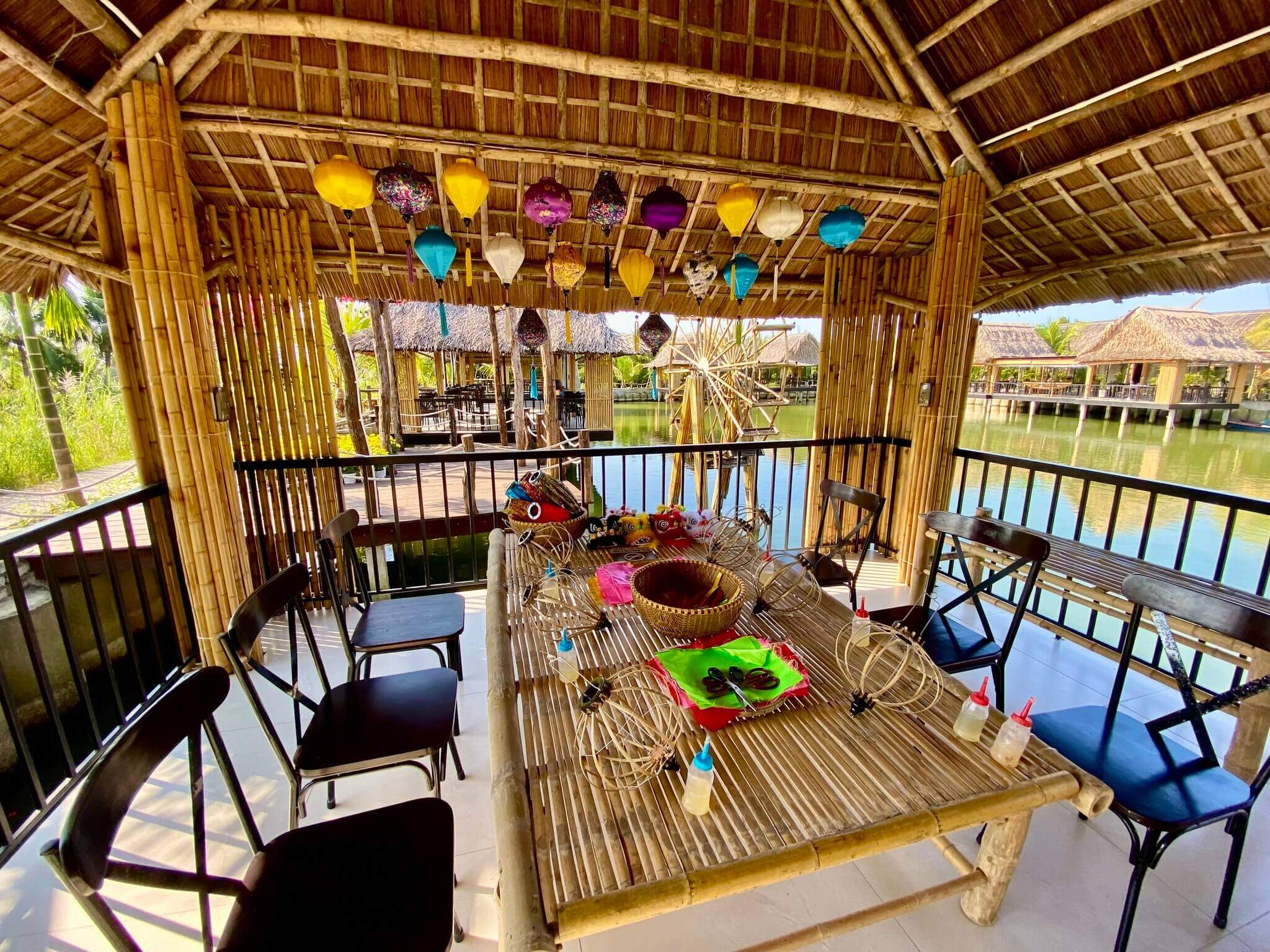 EXPERIENCE LEARNING TO MAKE LANTERN AND GO ON A BAG BOAT