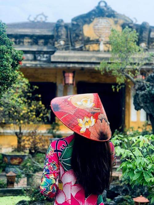 푸깜핫(Phu Cam Hat) 마을은 후에(Hue)의 온화함을 묘사합니다.