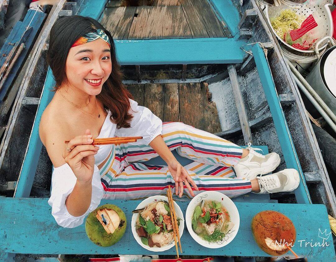 川沿いの食品市場を散策