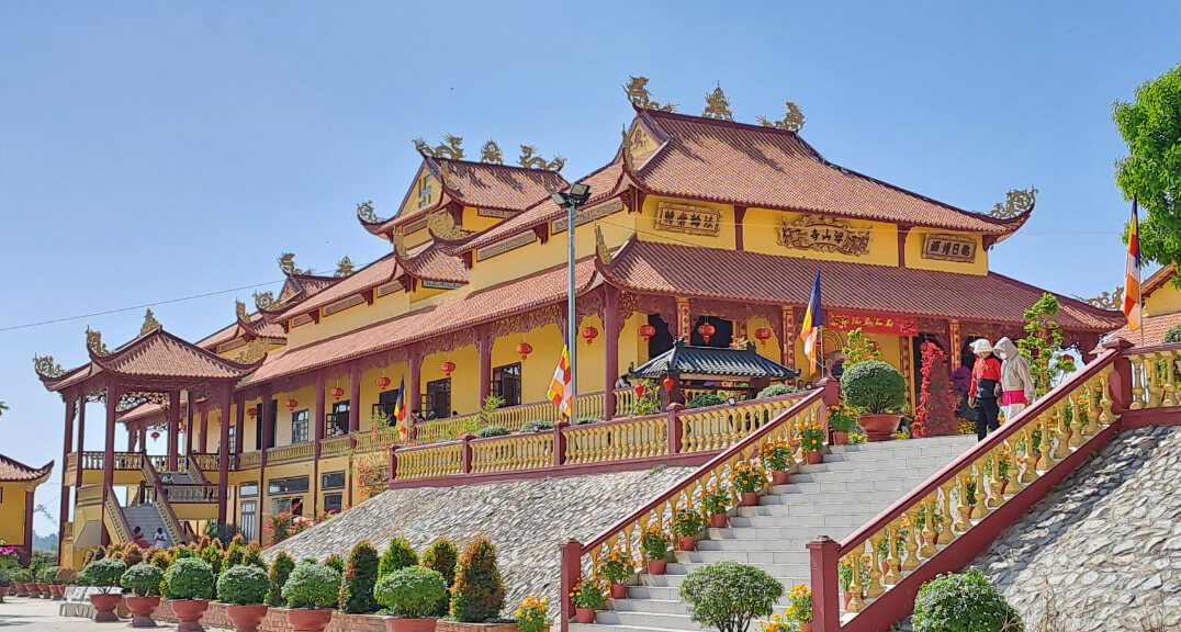 寺院はアンザンの高さ10メートルの「山」の上にあります