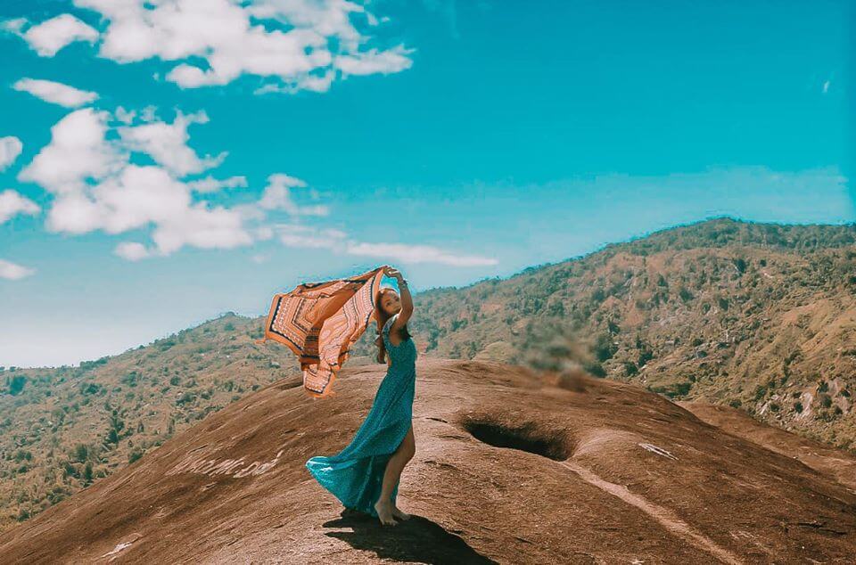 広大な中央高原を前にすると、山の頂上に立つ人間はとても小さいものです。