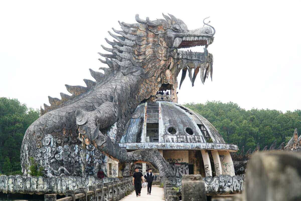 私たちは皆、フエの「ホラー」公園に行き、取り壊される前の巨大なドラゴンを見に行きました