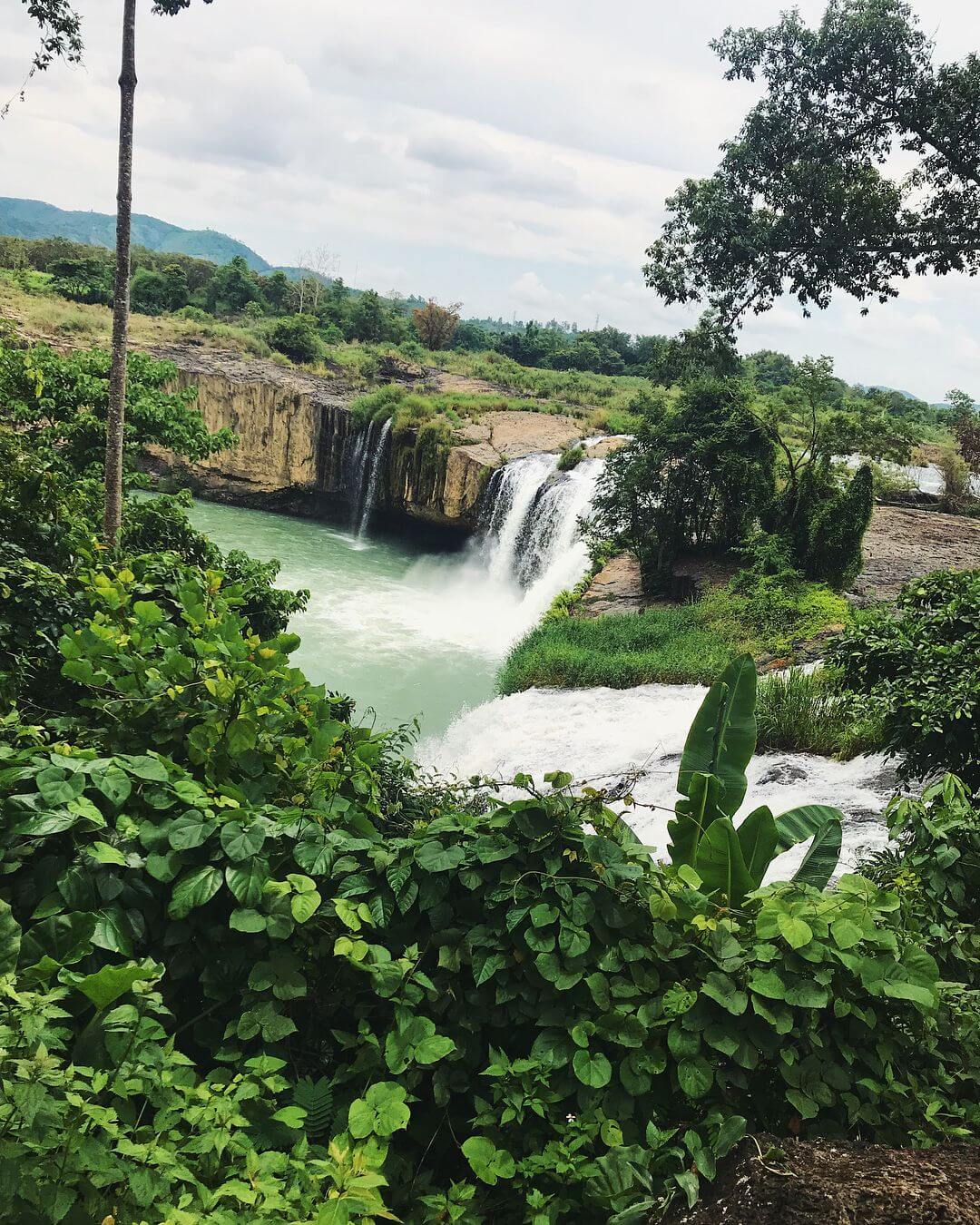 ヨクドン山頂を制覇し、ベイ ブランチ滝の雄大な美しさをお楽しみください。