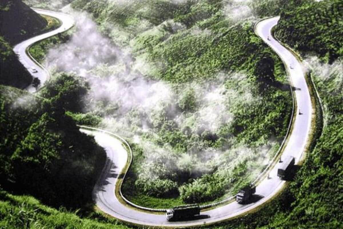 The nearly 20 kilometer long pass in Quang Tri province has long been a magical road that any traveler wants to conquer once.