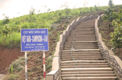 Đường lên cốt mốc ngã ba Đông Dương