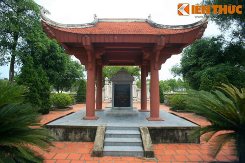 위대한 시인 Nguyen Du의 무덤