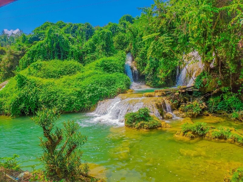 滝の周りの風景はおとぎの国のように美しい