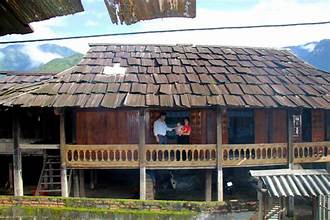 ゲアンの古代タイ村にある珍しい木材で作られたユニークな高床式住宅