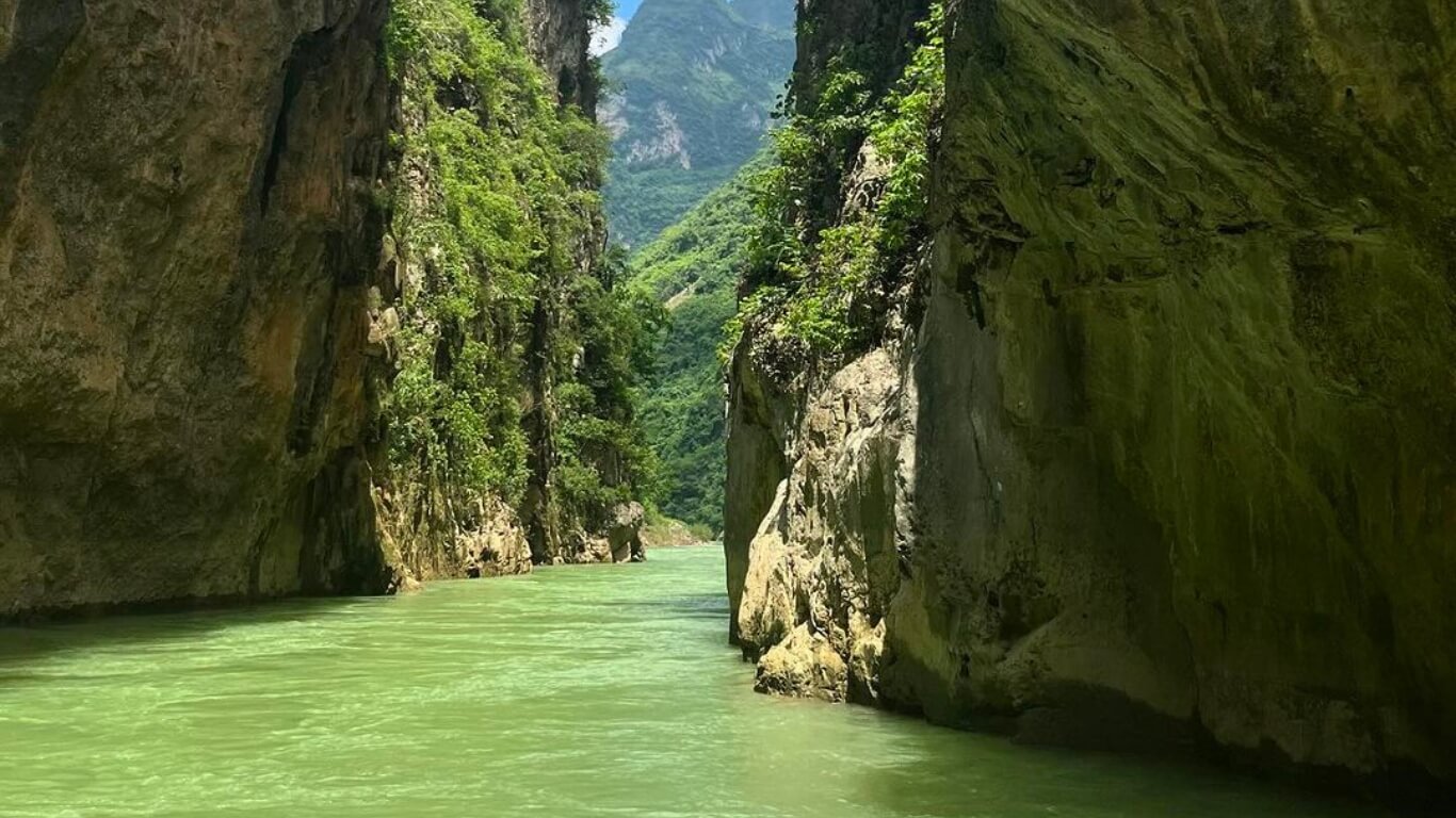 Khám Phá Hẻm Khau Vai: Vẻ Đẹp Hoang Sơ Giữa Lòng Hà Giang