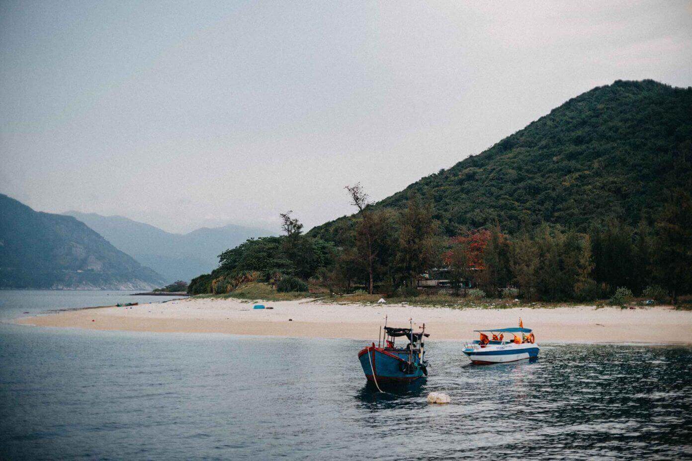 「恐竜の島」ホンヌアで水泳とボート漕ぎ