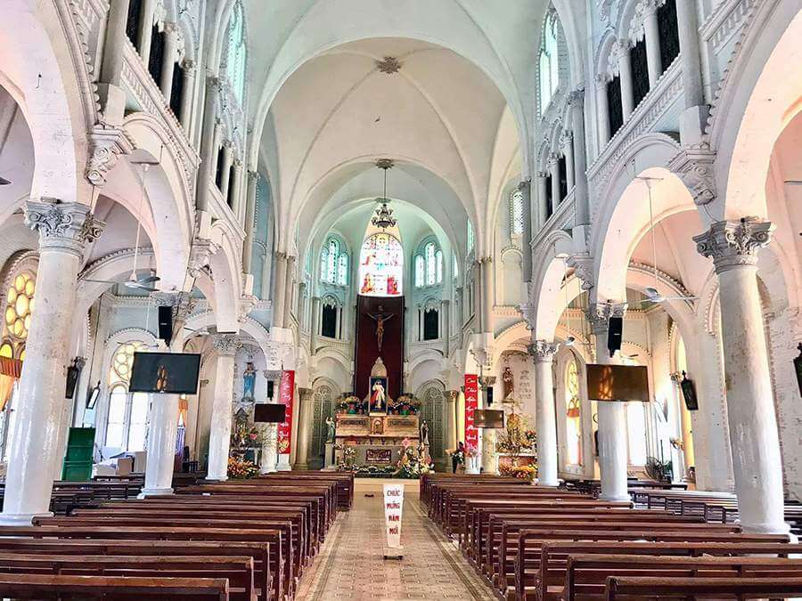 Không gian bên trong thánh đường.