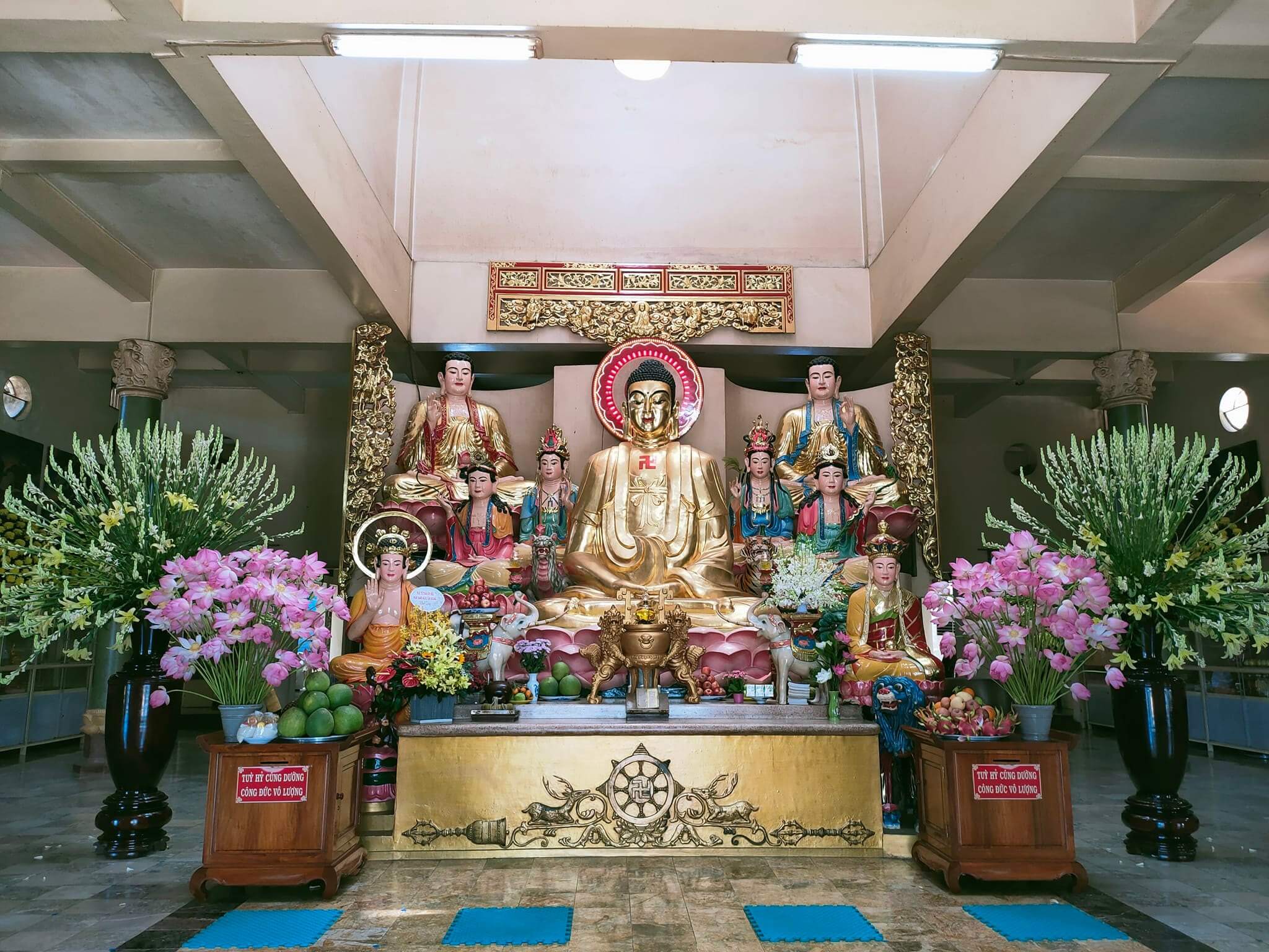 チベット寺院の本堂内の礼拝スペースは非常に現代的に建てられています