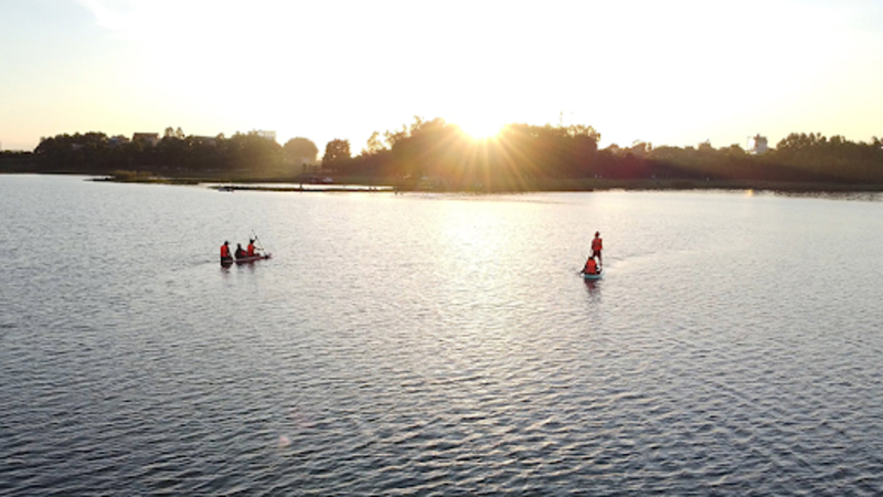 スオイハイ湖の美しい水を漕いで探検
