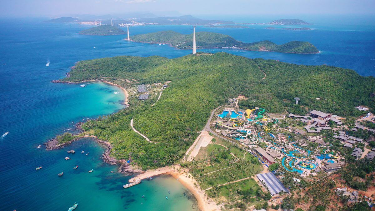 パイナップル島としても知られるホン トムは、長く続く白い砂浜、透き通った青い海、色とりどりのサンゴ礁など、美しい自然の景観で有名です。