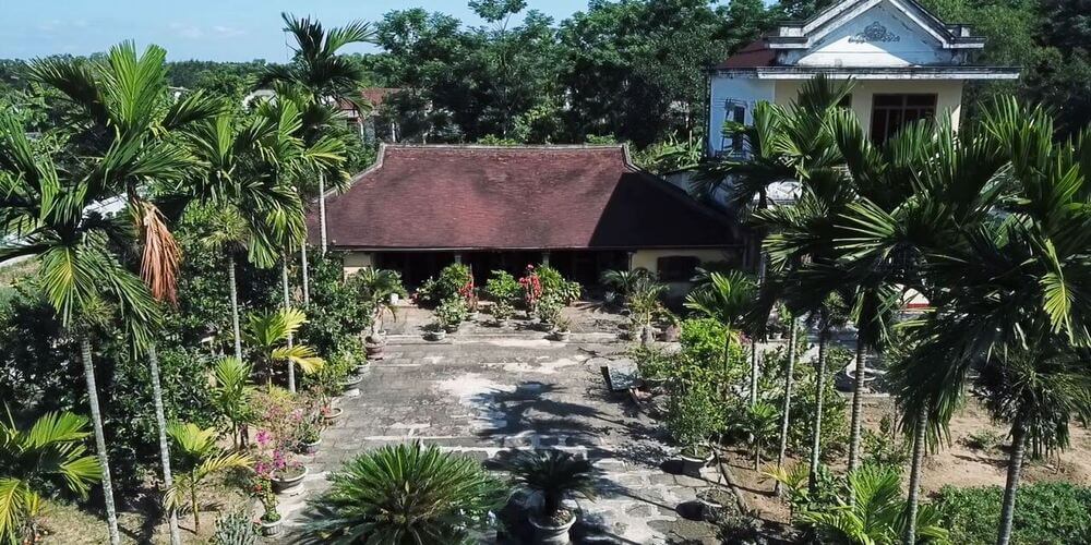 この場所には魅力的な風景があります。青い川となだらかな山々があります。