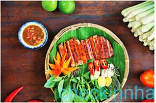 껍질이 바삭한 구운 돼지고기.