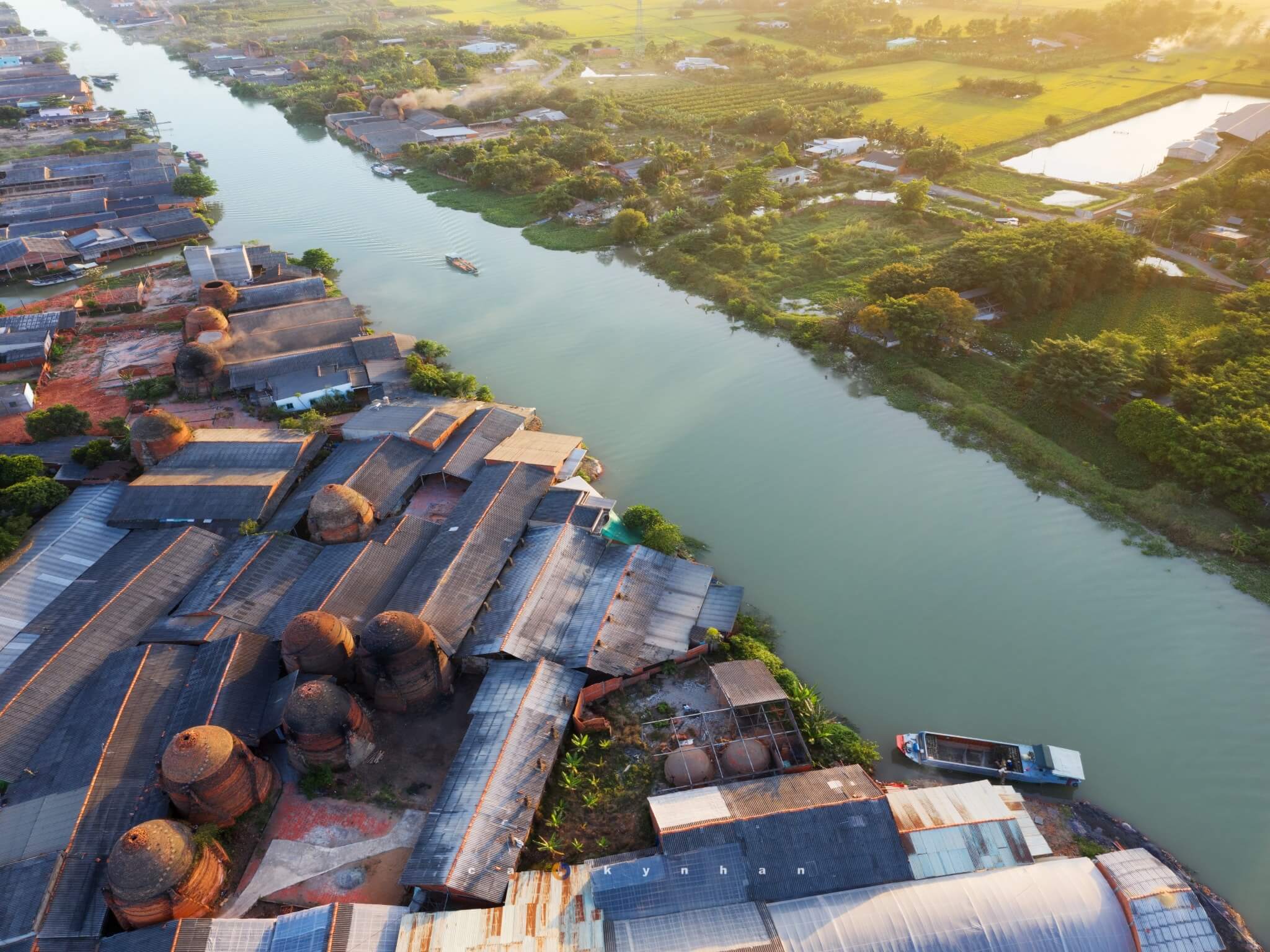 伝統工芸の村であったヴィンロン煉瓦窯は、今では国内外の観光客にとって魅力的な観光地となっています。