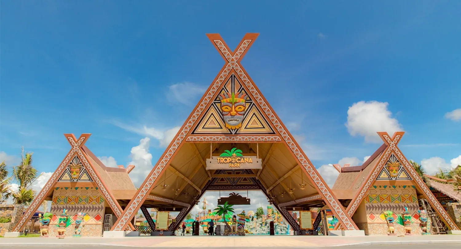 トロピカーナ パークの第一印象は、ゲーム シーンの背景にカラフルなハワイの島があり、それにティキの画像が添えられているということです。