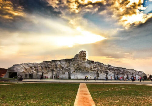 Tượng đài Mẹ Thứ - Góc nhìn từ xa