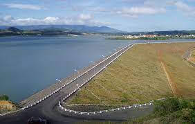 ダイニン湖を囲む光の川