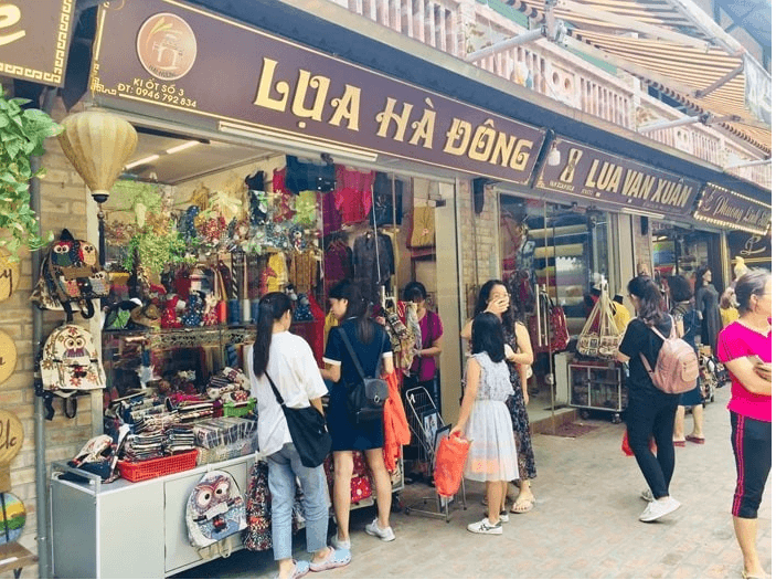 観光客はヴァン フック シルク村を訪れ、買い物をします。