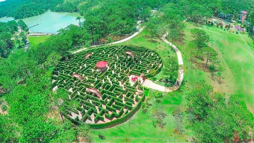 この観光エリアの特別な印象的なポイントは、愛の迷路です。