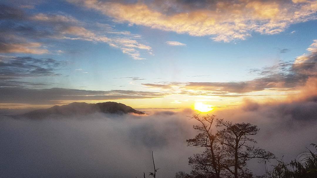 ある朝、浦思龍山頂で。