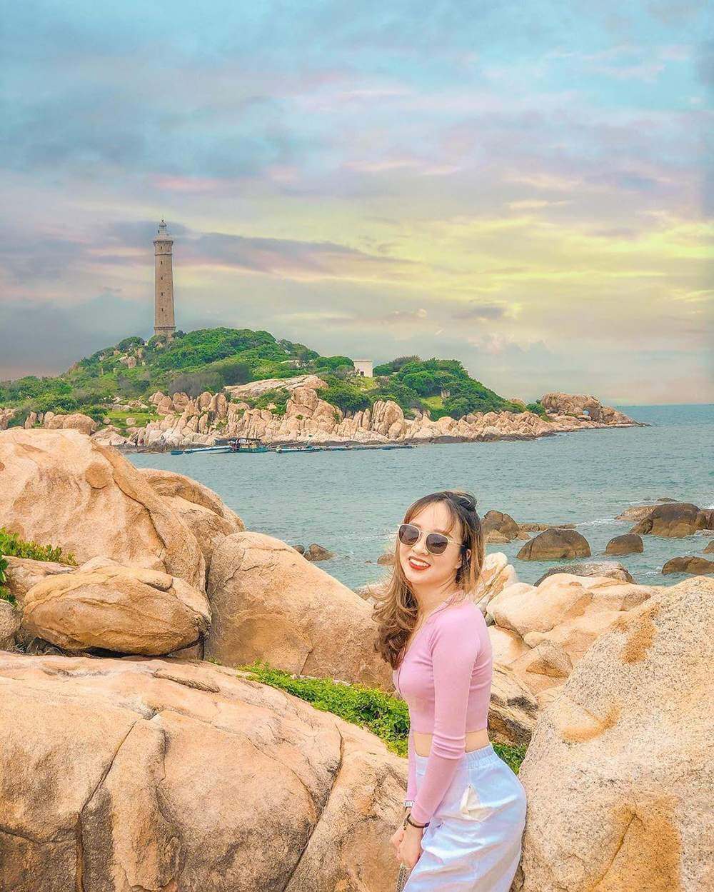 ケガ島の岩だらけのビーチは、この小さな島を囲み、保護する自然の壁を形成しています。