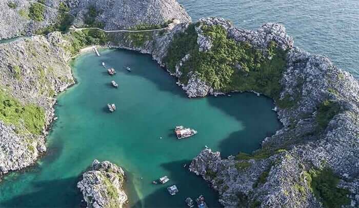 Dù không phải là một điểm du lịch chuyên nghiệp, nhưng đảo Long Châu vẫn hấp dẫn những ai muốn khám phá thiên nhiên hùng vĩ.