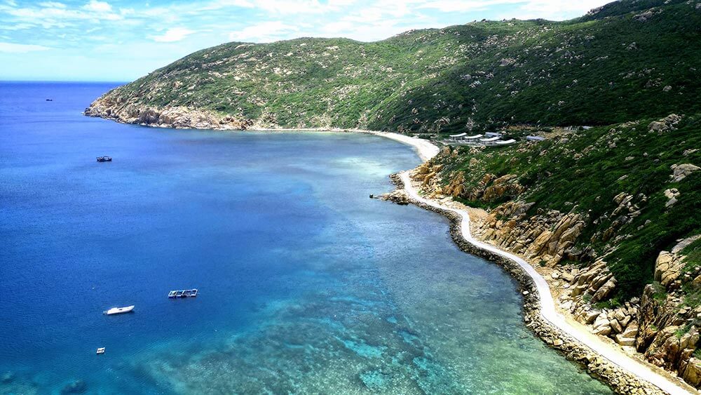 Bai Thung은 Vinh Hy Bay에서 Binh Hung 섬으로 향하는 702번 지방도를 따라 약 7.5km 떨어져 있습니다.