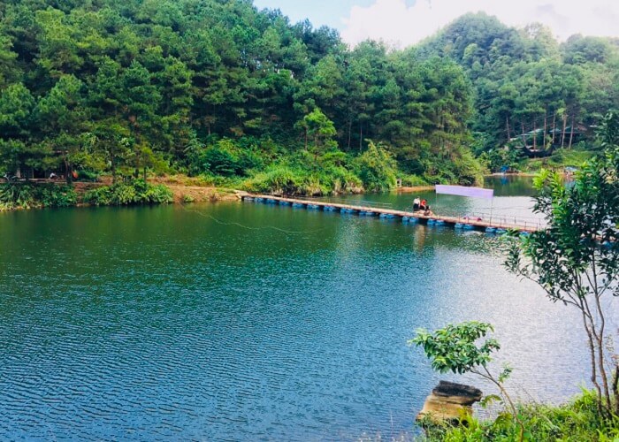 バンチャン湖の澄んだ穏やかな風景。