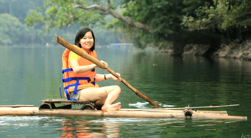 訪問者はカヤックに乗ってバゴア島の自然を満喫する機会があります。
