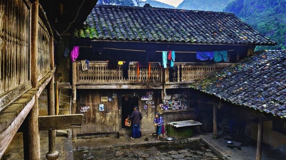 パオの家の中の風景は非常に古いものです