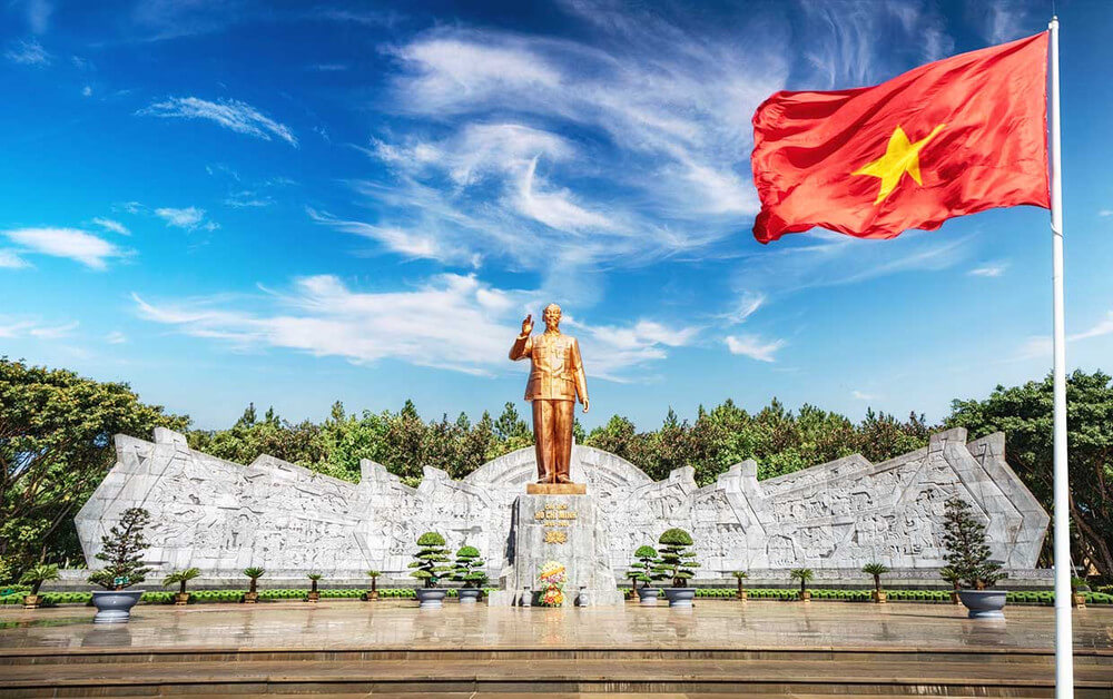 Dai Doan Ket 광장은 중앙 고원의 정치적, 역사적, 건축적, 문화적 요소가 교차하는 곳으로 간주됩니다.