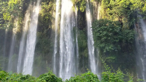 タイグエン州ボーナイにある 7 階建ての滝の美しさに畏敬の念を抱く