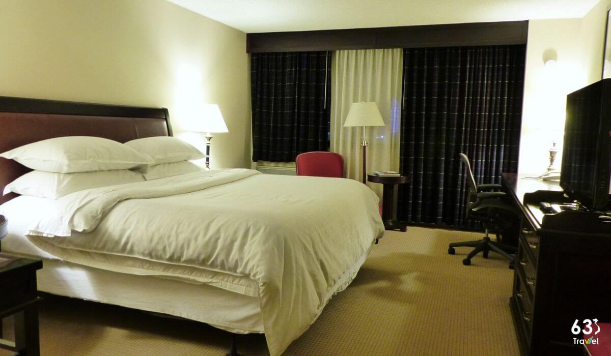 Phòng khách sạn âm u,tối ánh sáng