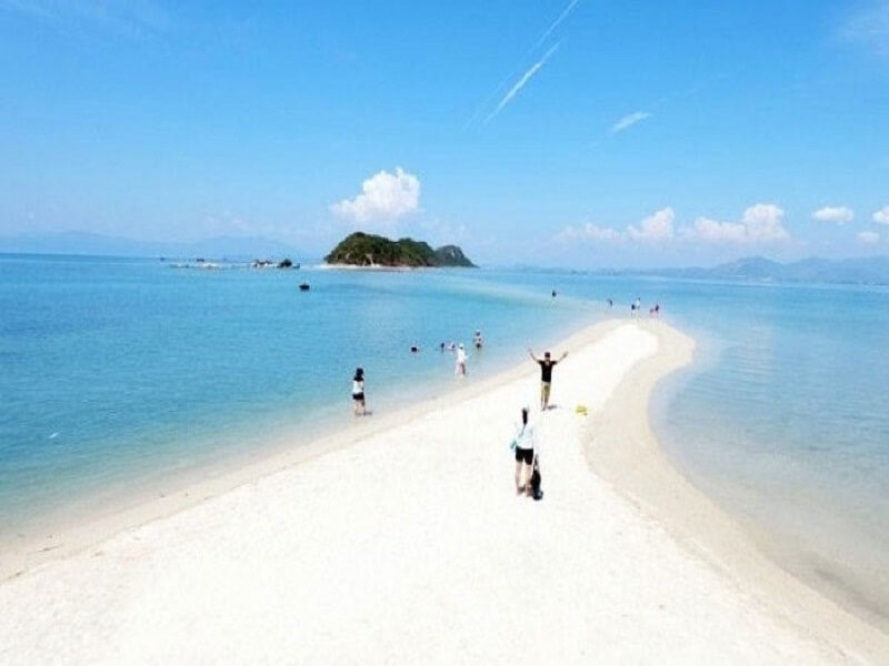 Ngắm đảo Nhất Tự Sơn tuyệt đẹp từ con đường dưới biển siêu mờ ảo