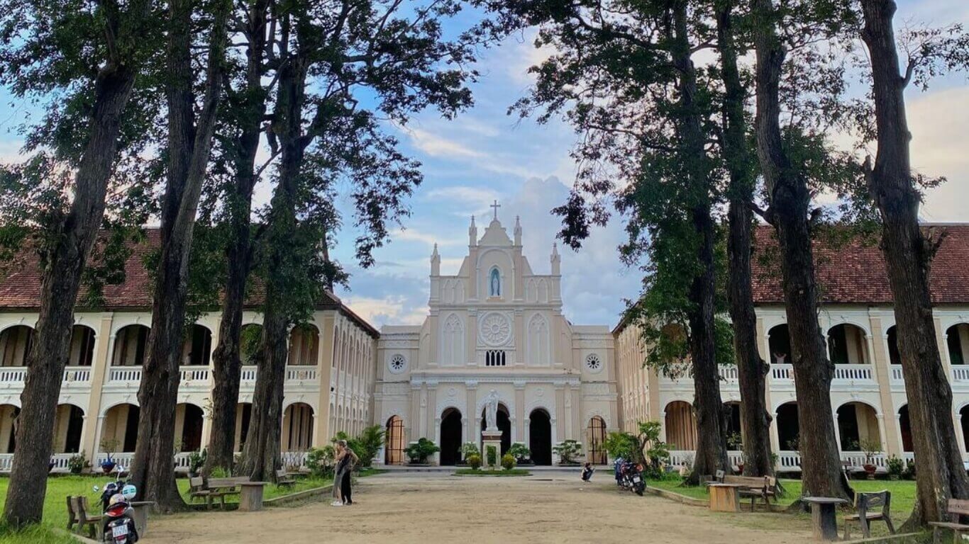 Chiêm Ngưỡng Kiến Trúc Gothic Tinh Tế Tại Nhà Thờ Làng Sông