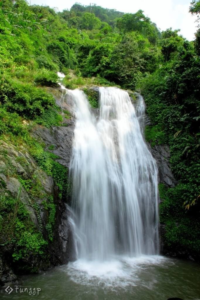 9つの滝トゥソンはホアビン山脈の真ん中にある白い絹の帯のようです