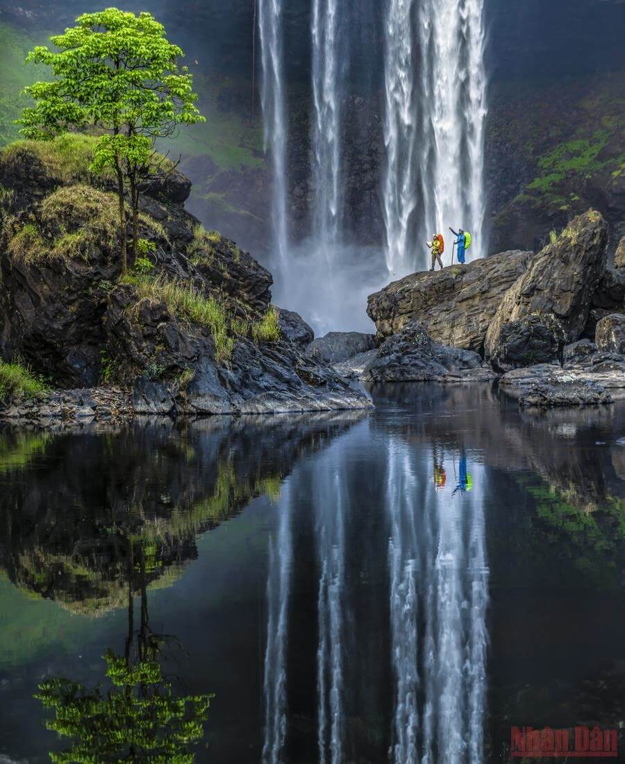 신성한 숲 속에 자리잡은 탓인지, 폭포는 사람의 손에 닿지 않은 채 여전히 야생적이고 장엄한 아름다움을 간직하고 있습니다.