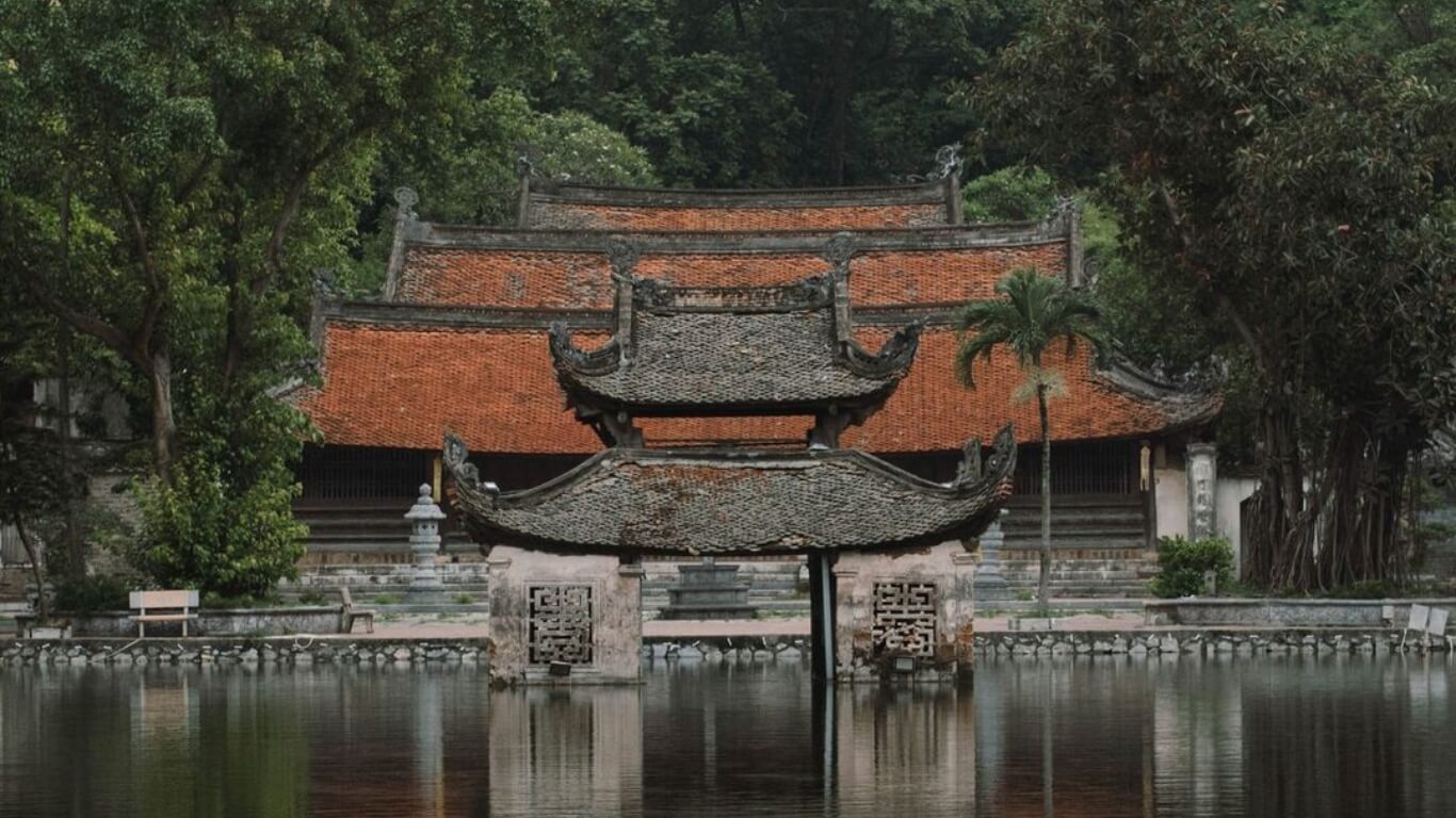 Beyond the Gates: Immersing in the Spiritual Splendor of Chua Thay