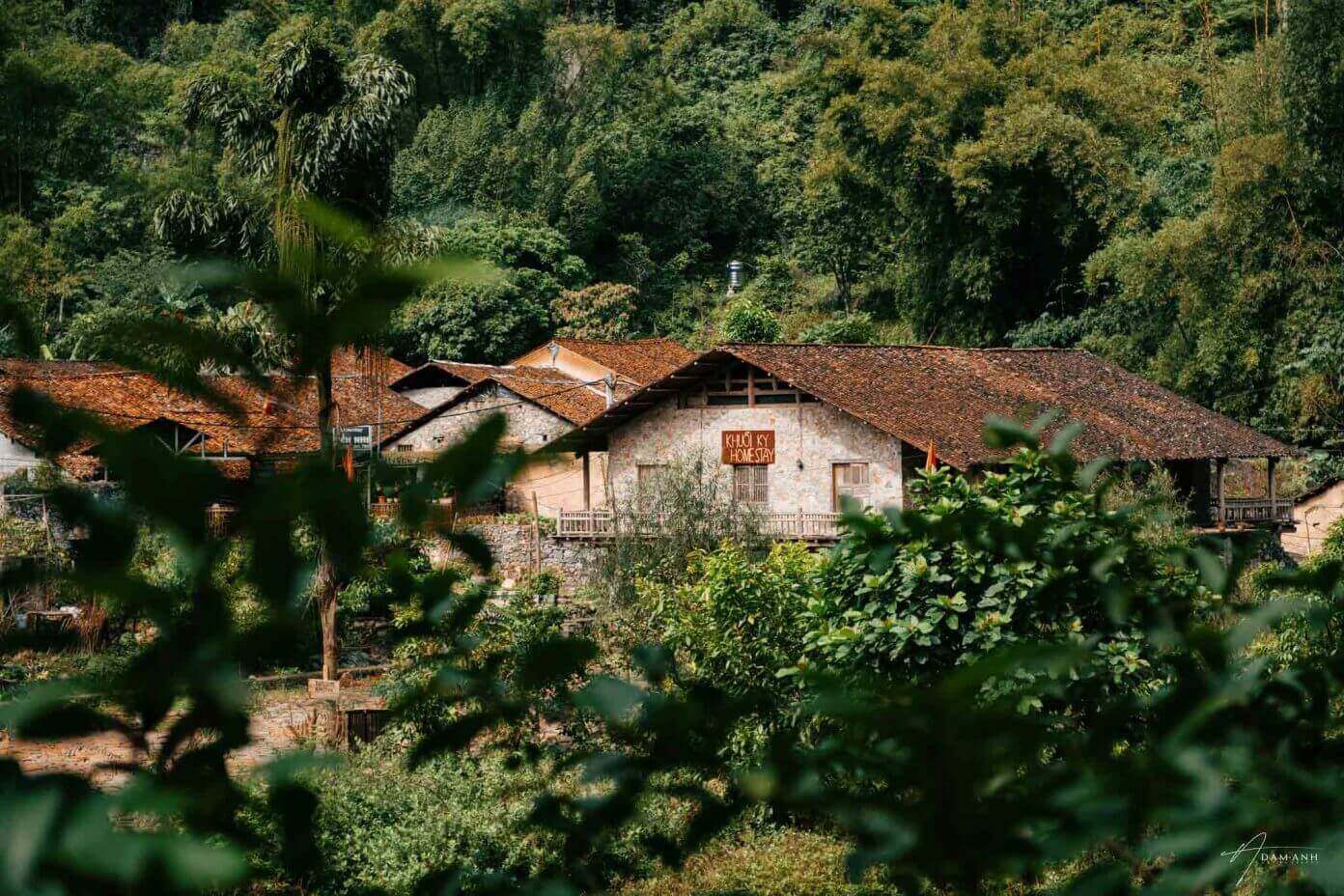 カオバンの400年以上の歴史を持つ石造りの村を訪問