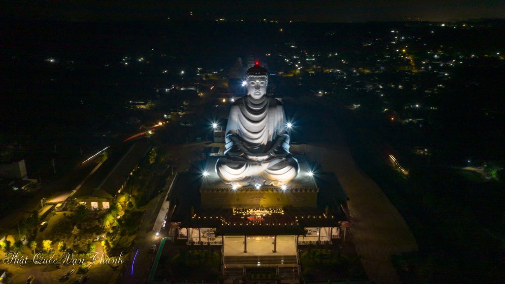 仏陀坐像は高さ 73 メートルで、静かな湖に面しています。