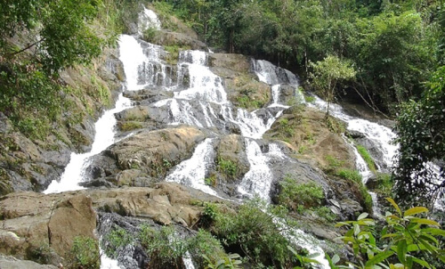 Thác nước giữa rừng quốc gia Chư Mom Ray