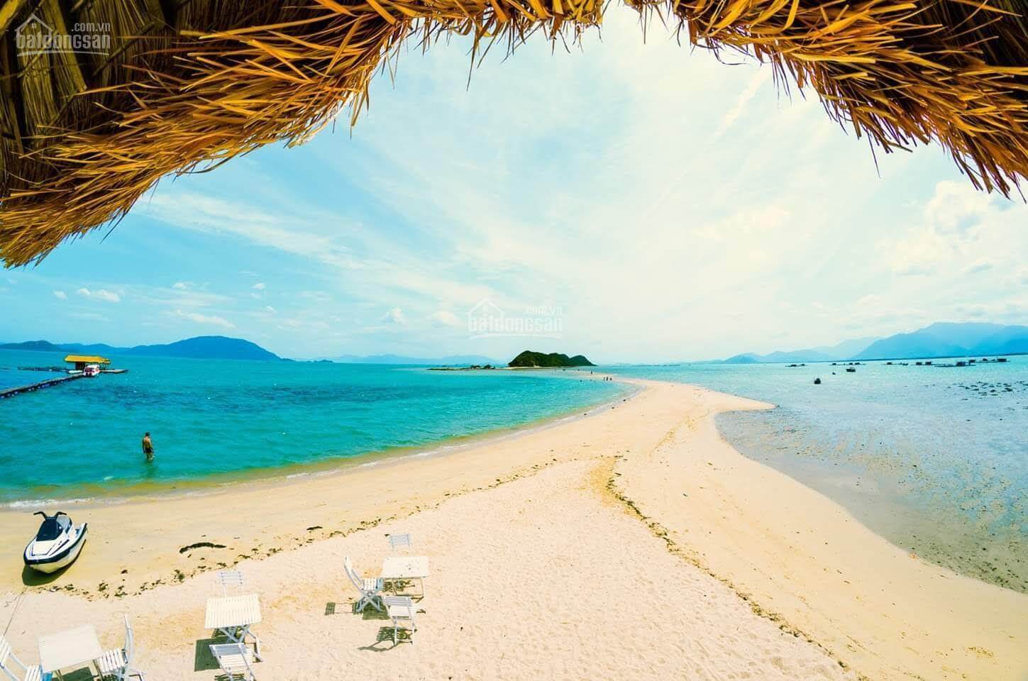 The most special feature of Van Phong is that it is a 1 - 0 - 2 road in Vietnam